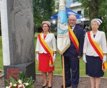 W imieniu członków Warszawskiej Okręgowej Izby Pielęgniarek i Położnych  1 sierpnia 2023 roku złożyliśmy kwiaty w hołdzie poległym żołnierzom sanitarnym, którzy walczyli o wolną Polskę  Cześć ich pamięci