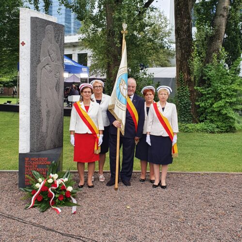 W imieniu członków Warszawskiej Okręgowej Izby Pielęgniarek i Położnych  1 sierpnia 2023 roku złożyliśmy kwiaty w hołdzie poległym żołnierzom sanitarnym, którzy walczyli o wolną Polskę  Cześć ich pamięci