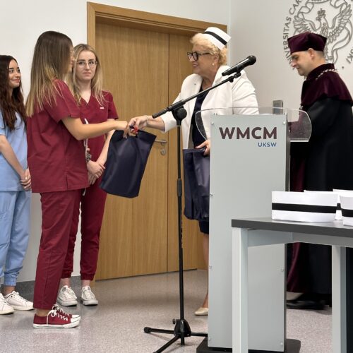 W dniu 4 sierpnia 2023 roku świętowaliśmy kolejne w historii Wydziału Medycznego. Collegium Medicum Uniwersytetu Kardynała Stefana Wyszyńskiego w Warszawie (WMCM UKSW) dyplomatorium połączone z uroczystym nadaniem symbolu czepka absolwentom kierunku pielęgniarstwo.