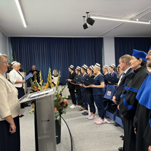 25.07.2024 r.Czepkowanie studentek  na kierunku pielęgniarstwo w Uczelni Łazarskiego