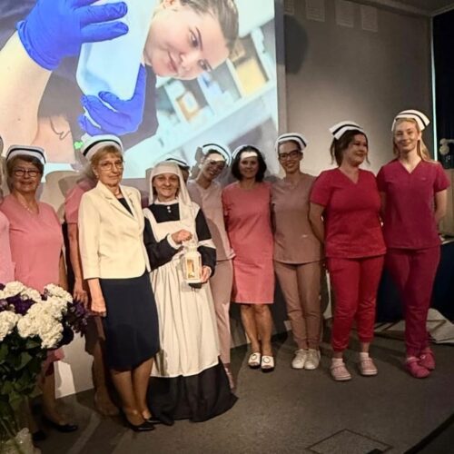 Na Uczelni Łazarskiego na kierunku pielęgniarstwo odbyła się uroczystość gradacji i czepkowanie – 24.07.2025 r.