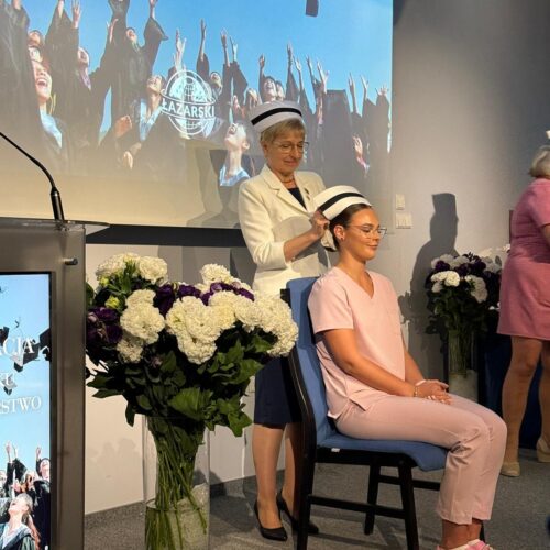 Na Uczelni Łazarskiego na kierunku pielęgniarstwo odbyła się uroczystość gradacji i czepkowanie – 24.07.2025 r.