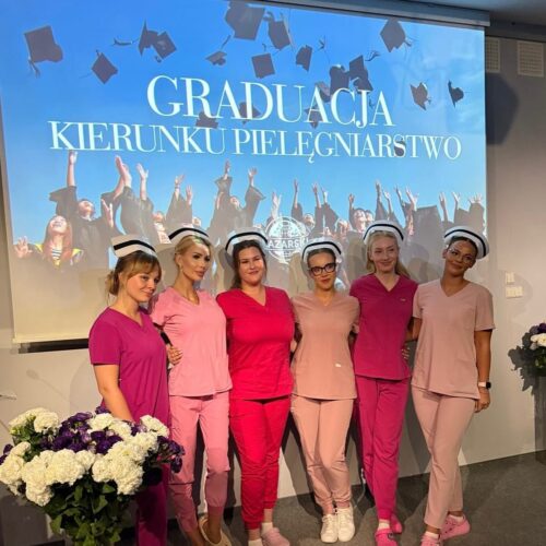 Na Uczelni Łazarskiego na kierunku pielęgniarstwo odbyła się uroczystość gradacji i czepkowanie – 24.07.2025 r.
