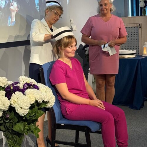 Na Uczelni Łazarskiego na kierunku pielęgniarstwo odbyła się uroczystość gradacji i czepkowanie – 24.07.2025 r.